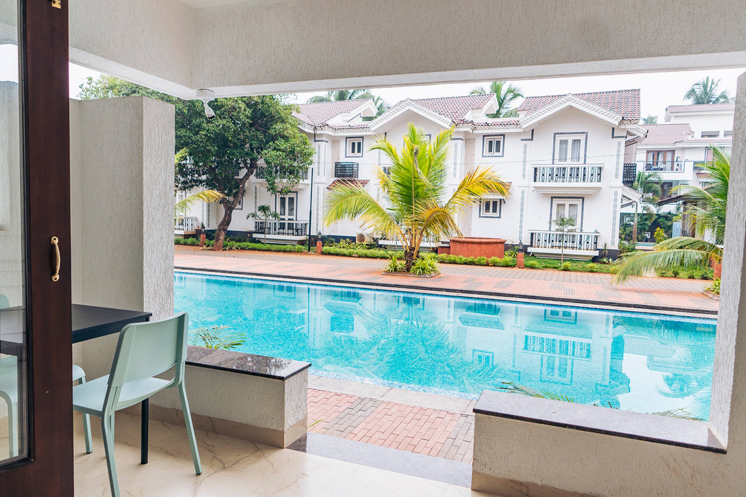 A Tropical Pool Studio Cedro Door 28