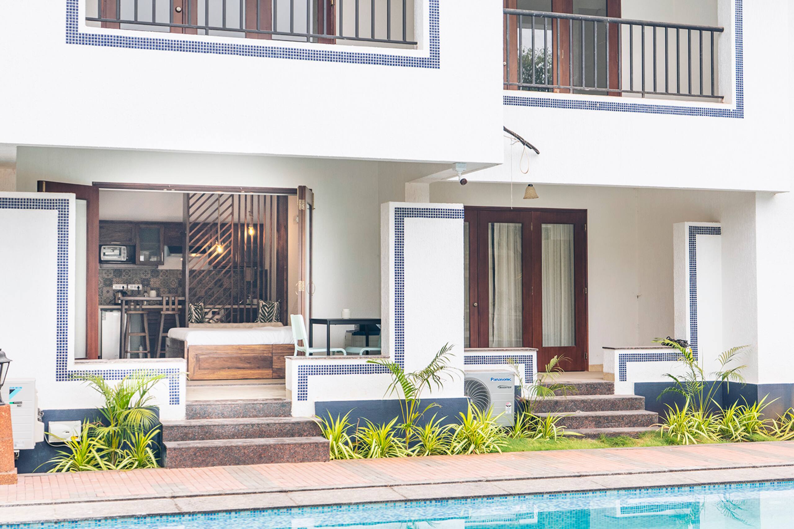 A Tropical Pool Studio Cedro Door 16