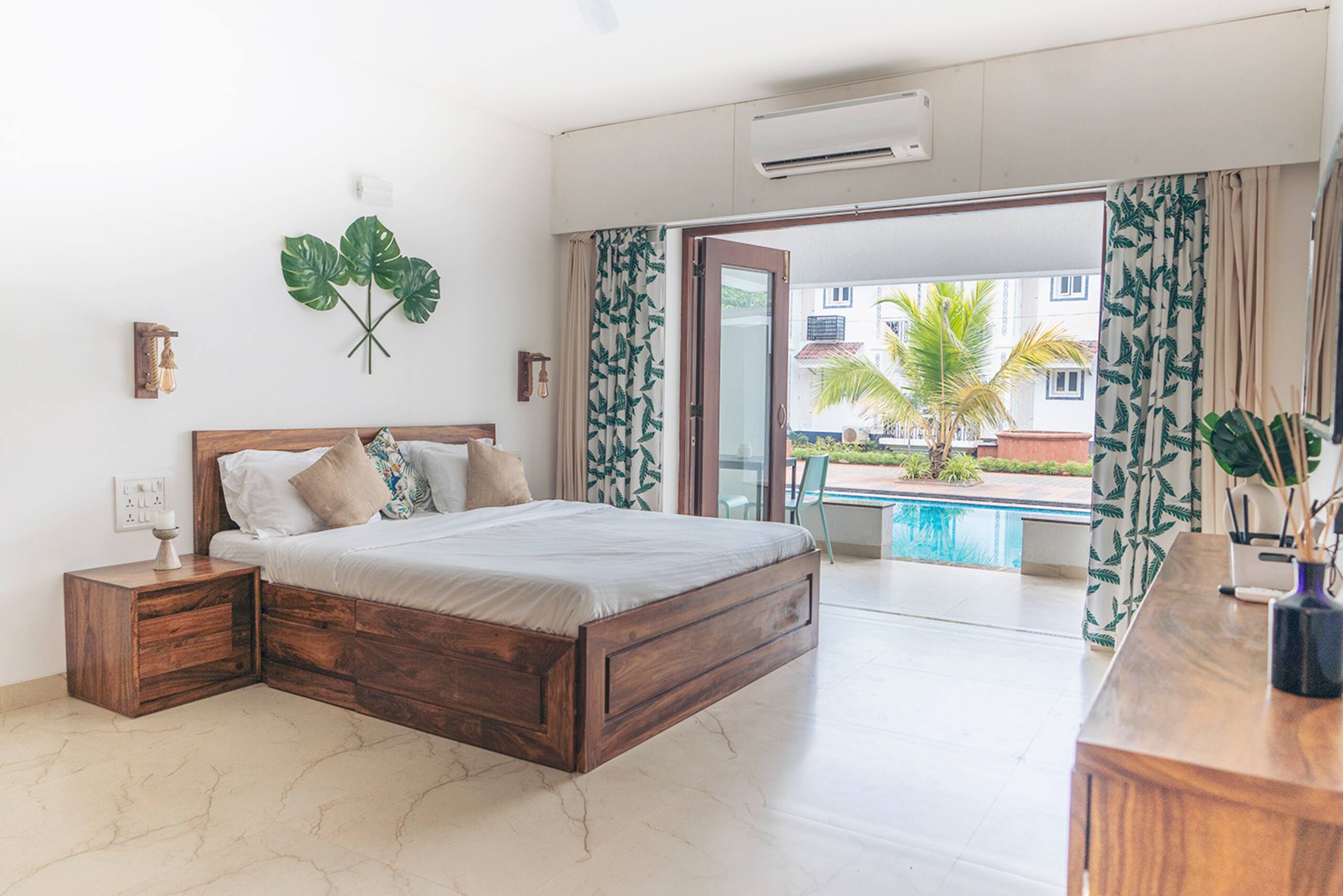 A Tropical Pool Studio Cedro Door 22