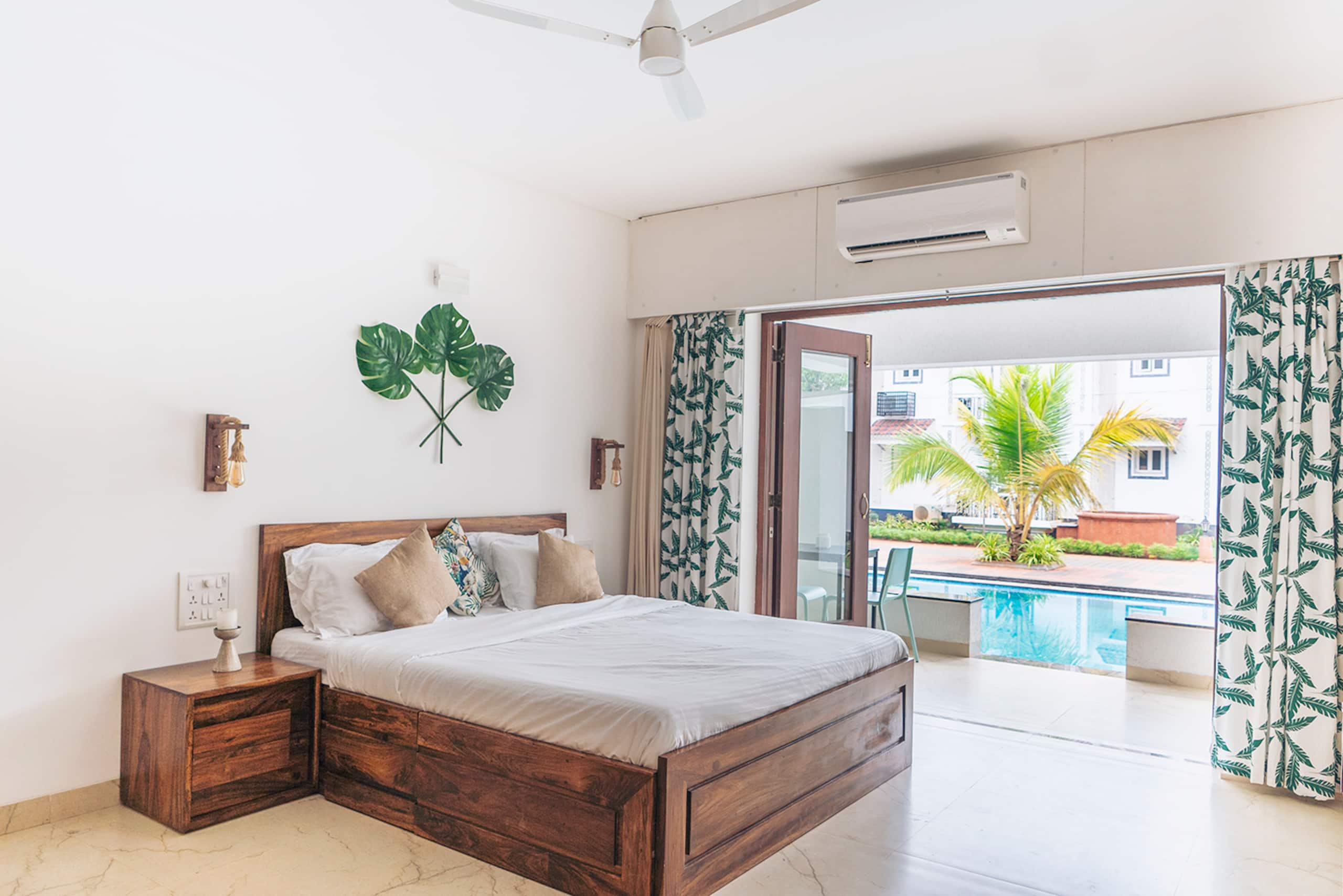 A Tropical Pool Studio Cedro Door