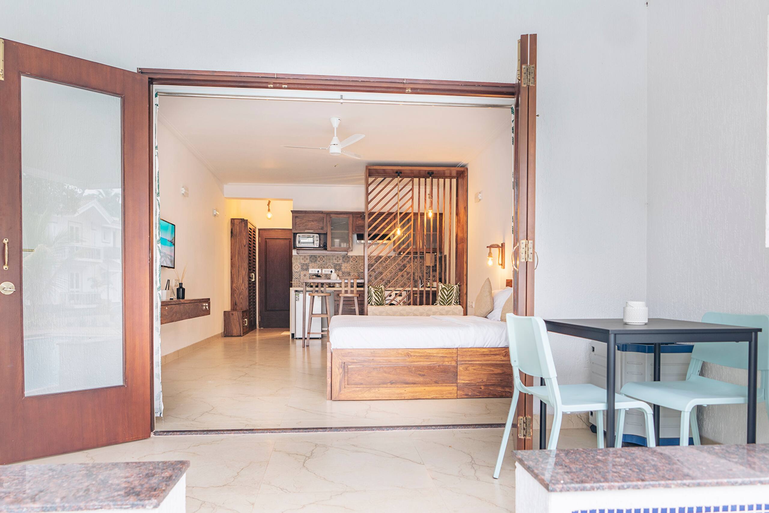 A Tropical Pool Studio Cedro Door 15
