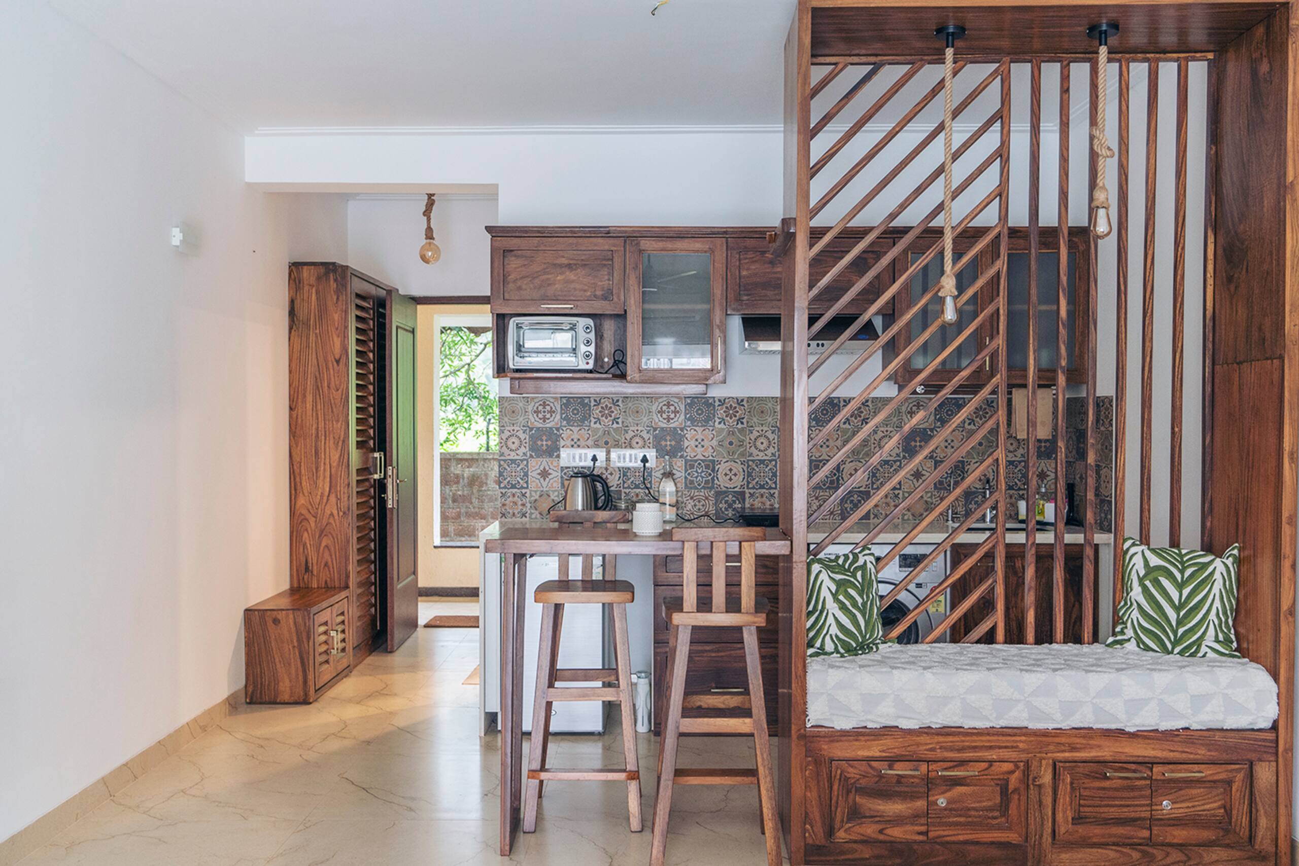 A Tropical Pool Studio Cedro Door 25
