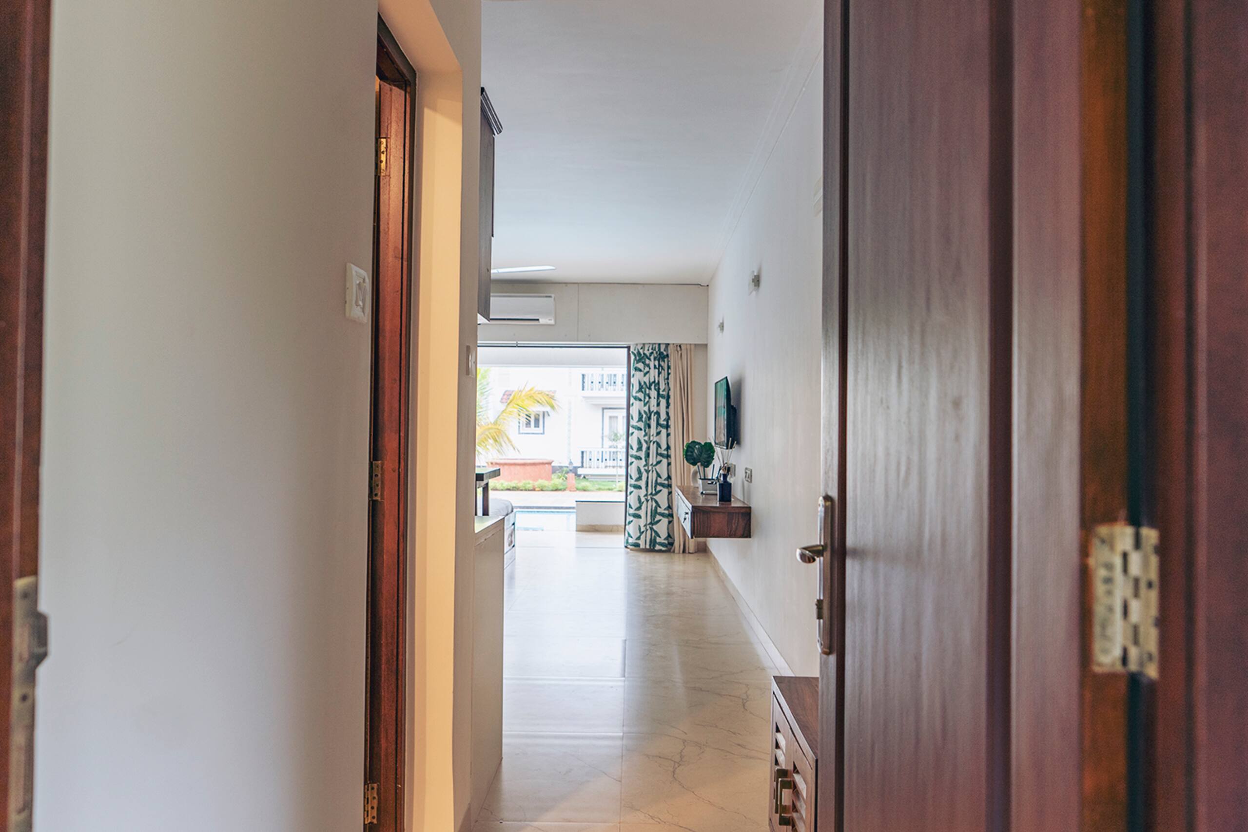 A Tropical Pool Studio Cedro Door 19