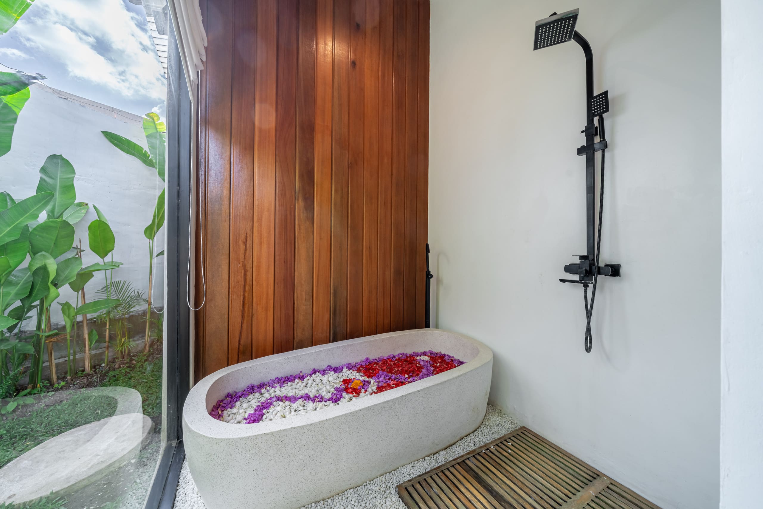 Huge Tropical 3BR in Serene Ubud w Pool & Lounge 6