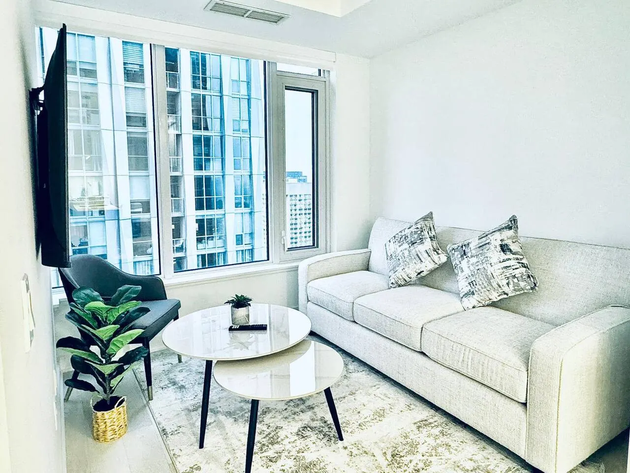 The Luxe Escape Premium 1BR in Yorkville 10