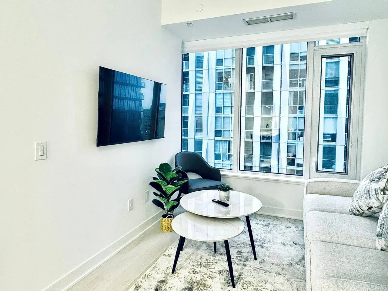 The Luxe Escape Premium 1BR in Yorkville 12