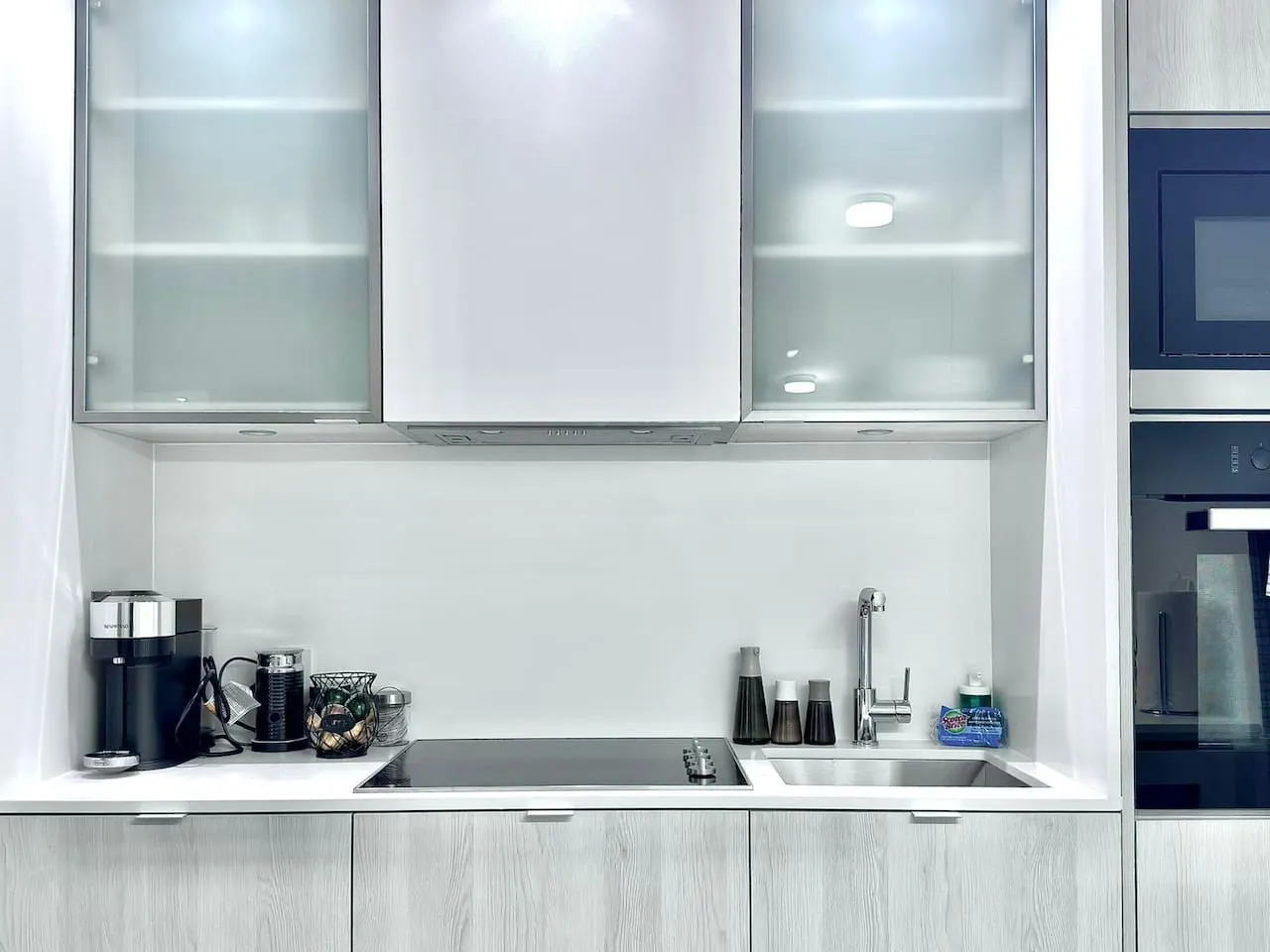 The Luxe Escape Premium 1BR in Yorkville 14