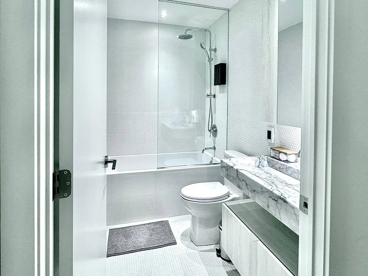 The Luxe Escape Premium 1BR in Yorkville 16