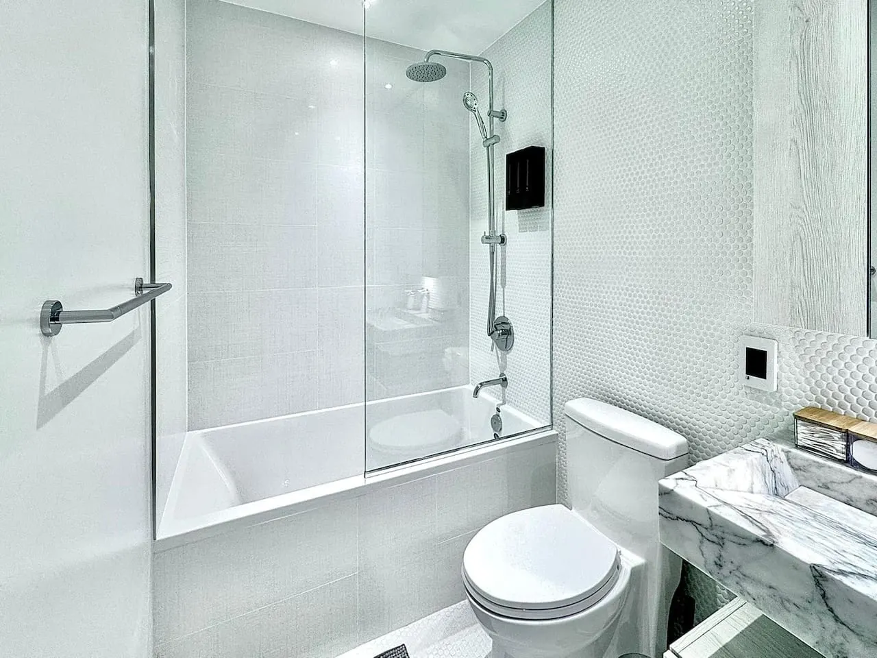 The Luxe Escape Premium 1BR in Yorkville 20
