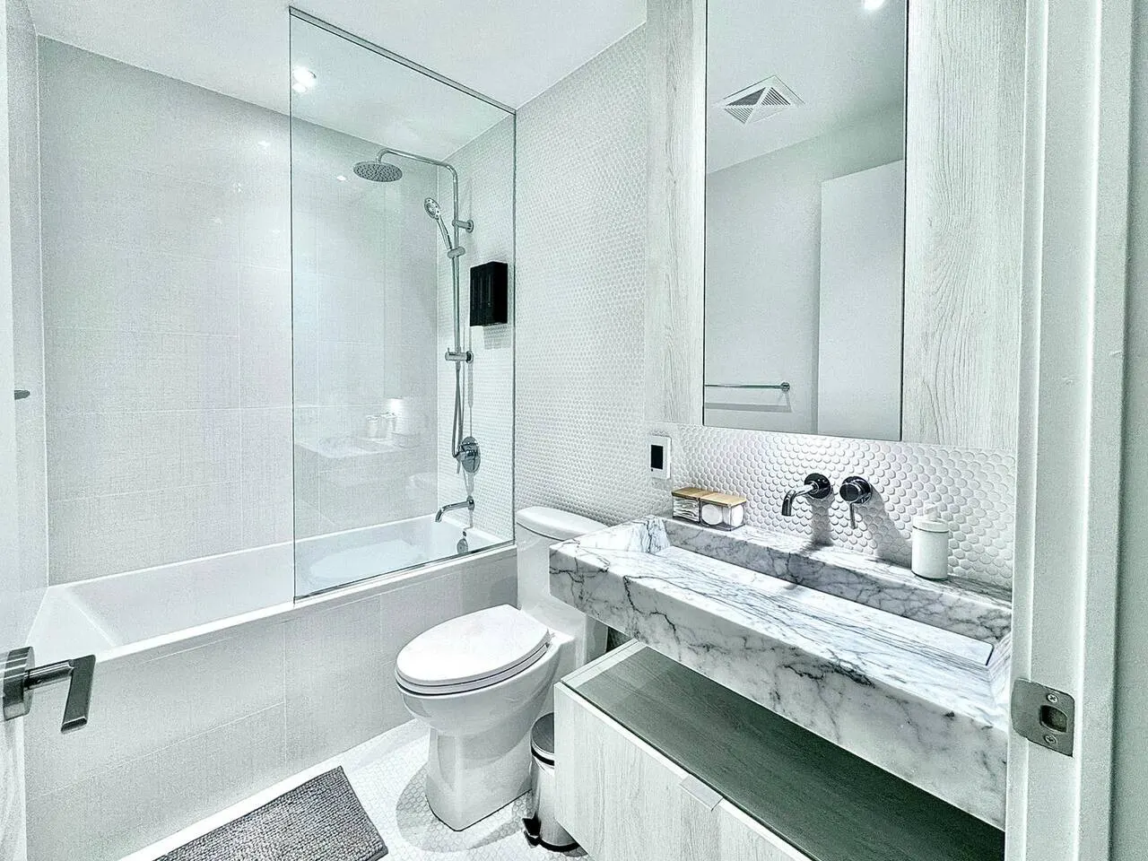 The Luxe Escape Premium 1BR in Yorkville 4