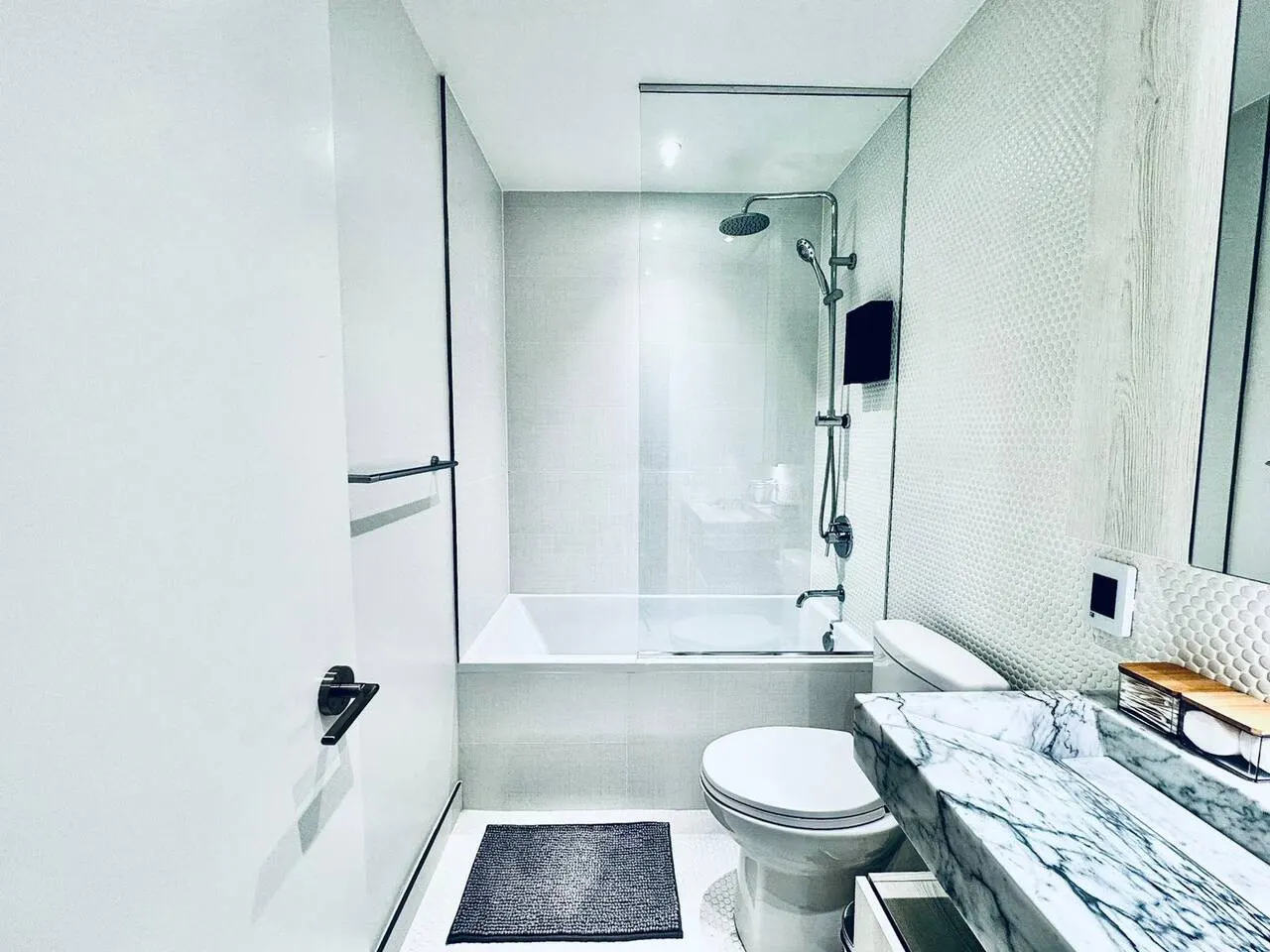 The Luxe Escape Premium 1BR in Yorkville 7