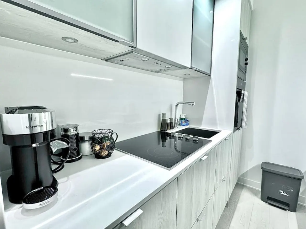 The Luxe Escape Premium 1BR in Yorkville 8