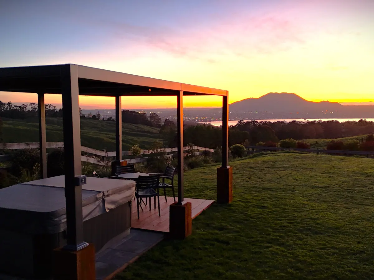 Lake Taupō Luxury Home + Hideaway Apartment + Spa Pool 1