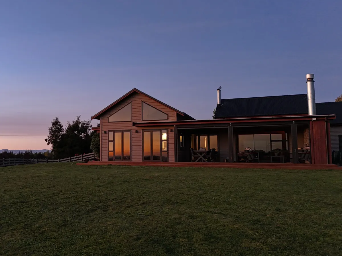 Lake Taupō Luxury Home + Hideaway Apartment + Spa Pool 4