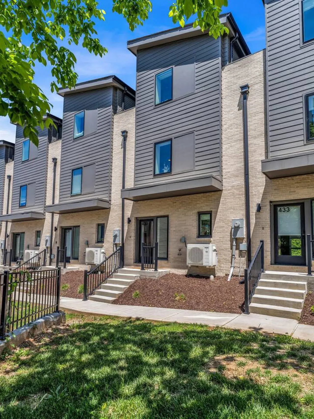 Vols View Modern DT Knoxville Townhome 9