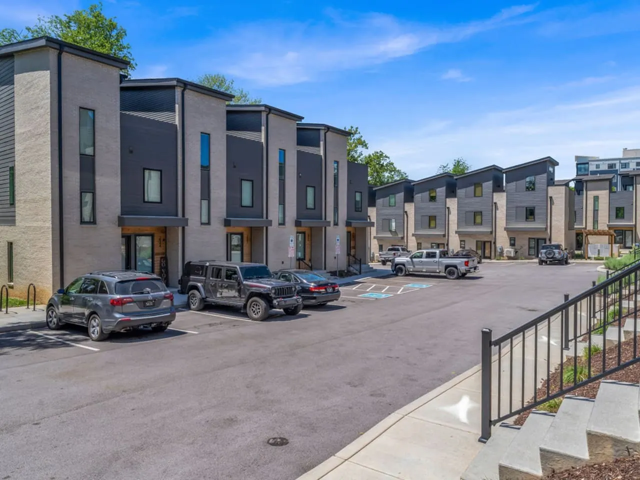 Vols View Modern DT Knoxville Townhome 12