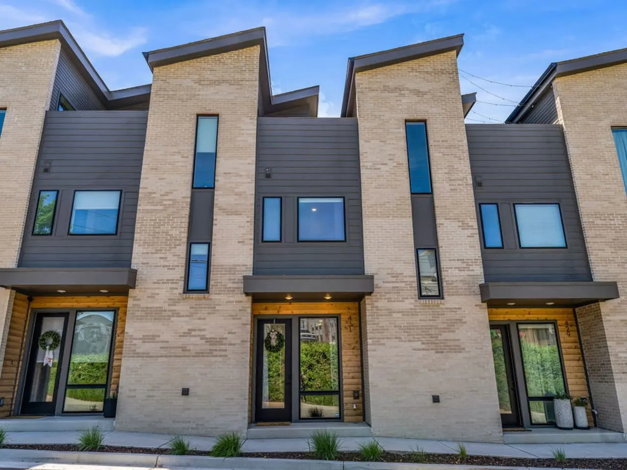Vols View | Modern DT Knoxville Townhome — photo 4