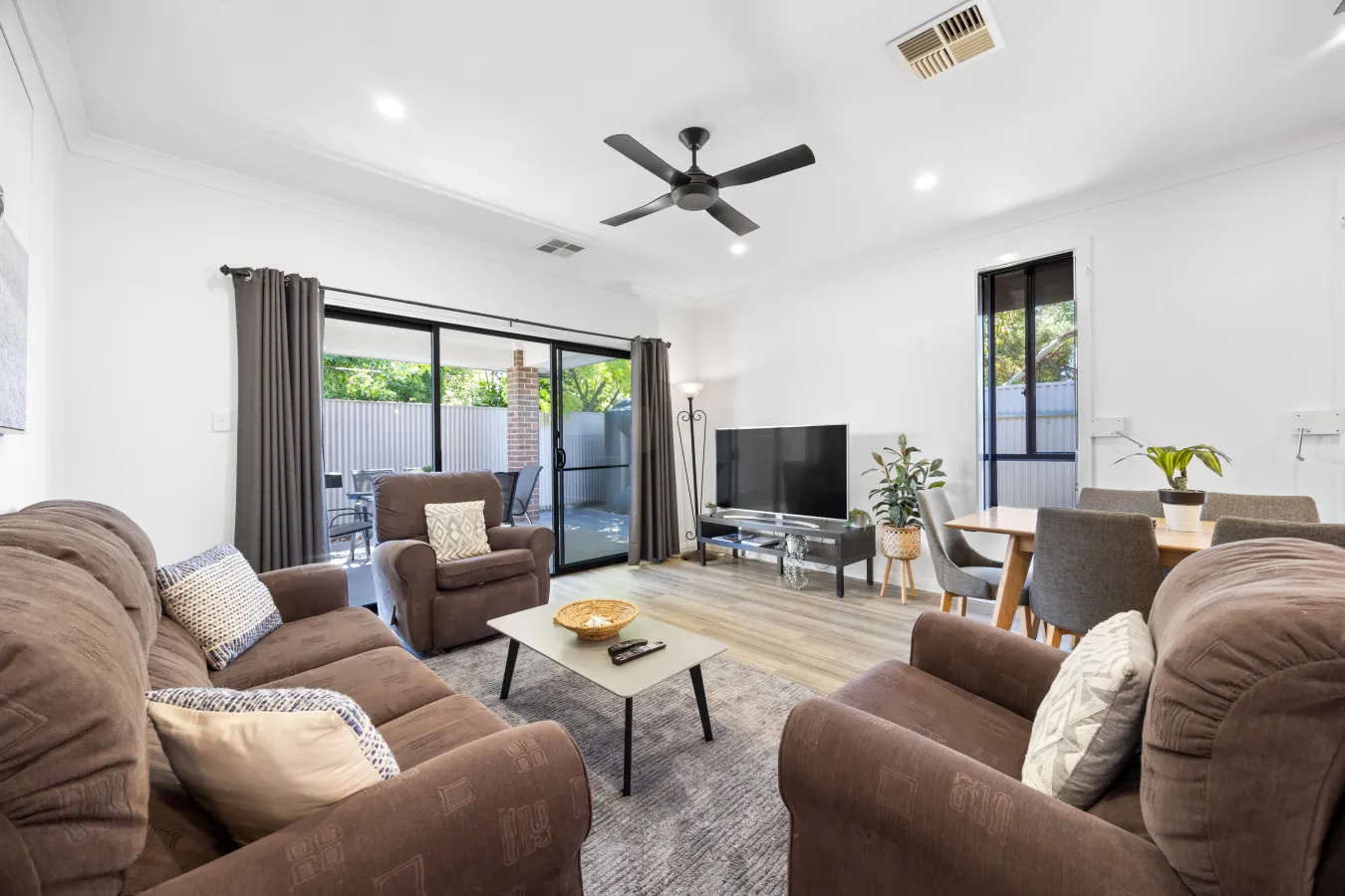 Largs Tides—Modern Stay Between Beach & Dining