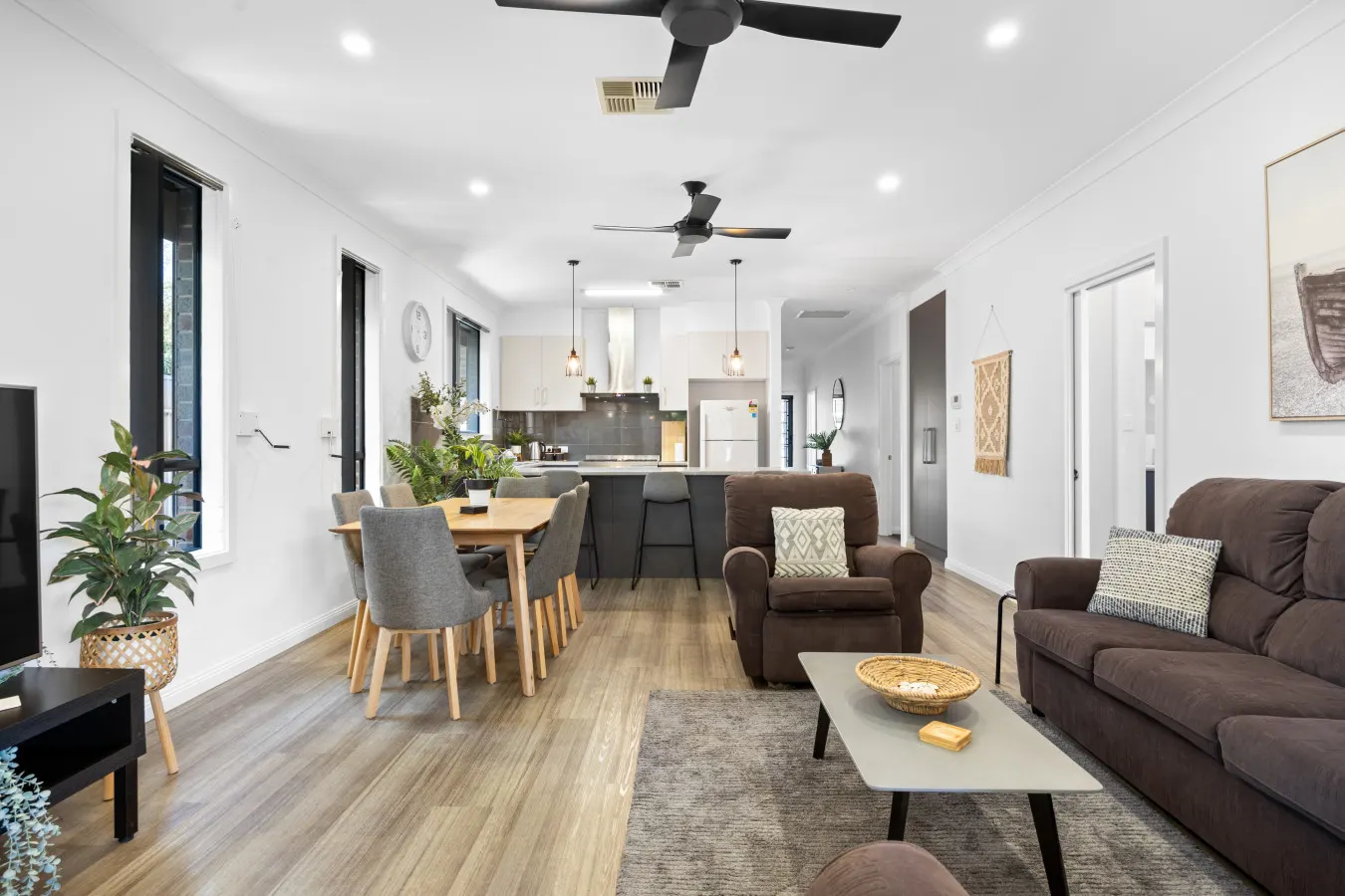 Largs Tides—Modern Stay Between Beach & Dining 9