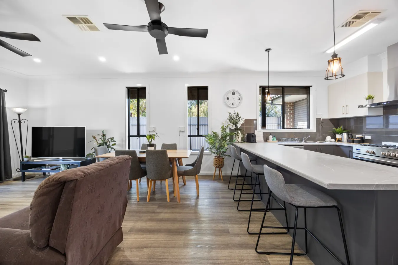 Largs Tides—Modern Stay Between Beach & Dining 11