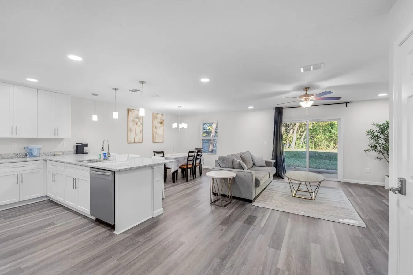 Spacious Central Stylish 4BR@ 3mi Beach