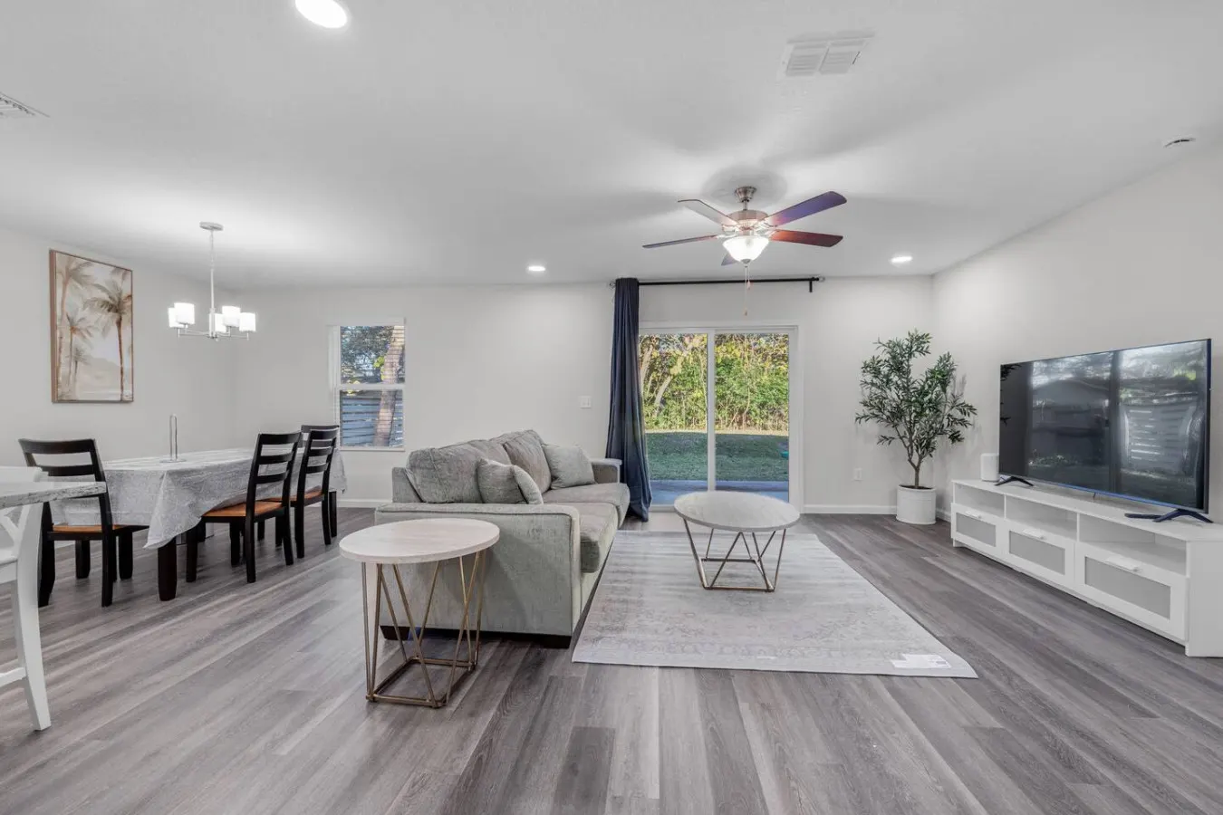 Spacious Central Stylish 4BR@ 3mi Beach — photo 3