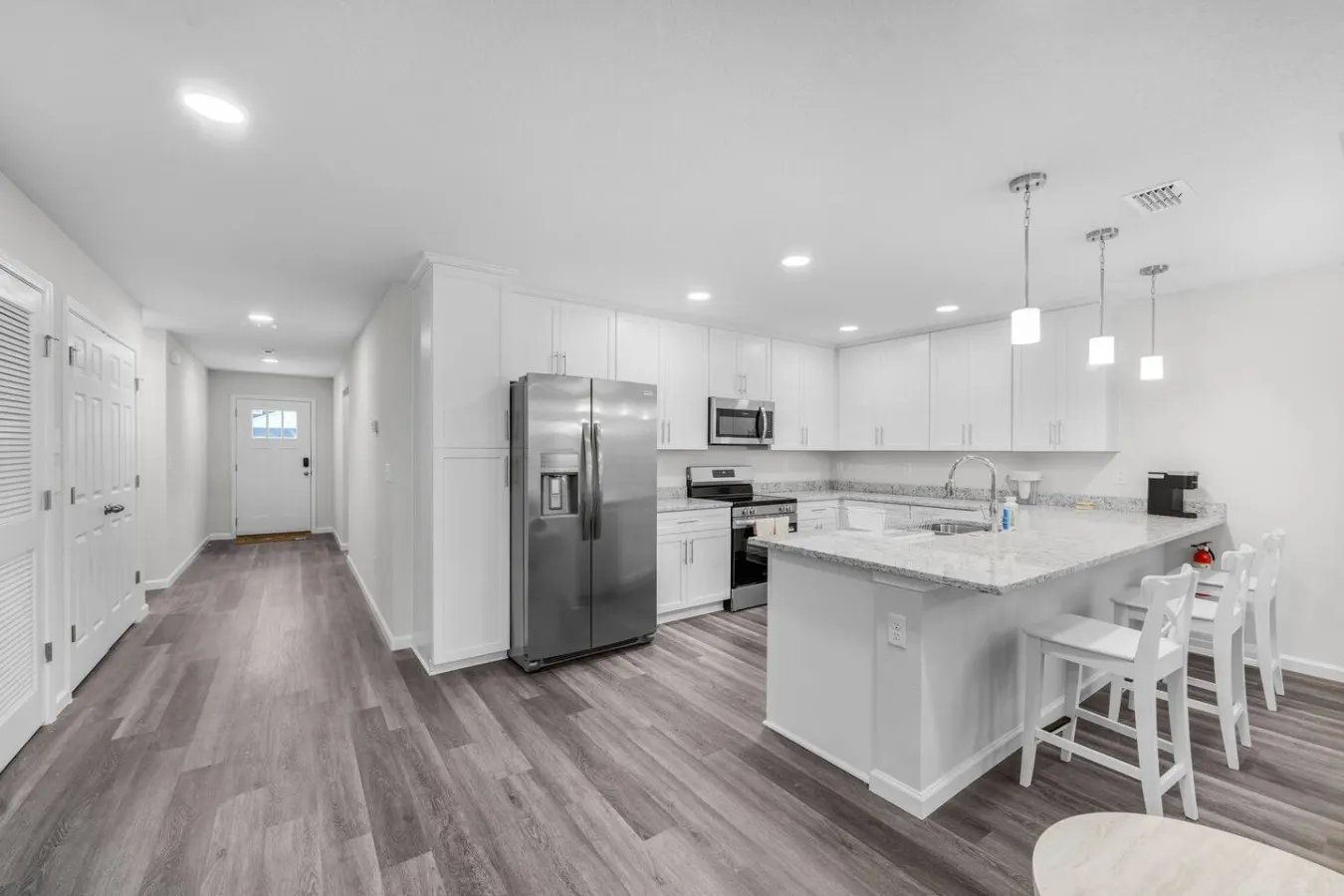 Spacious Central Stylish 4BR@ 3mi Beach — photo 4