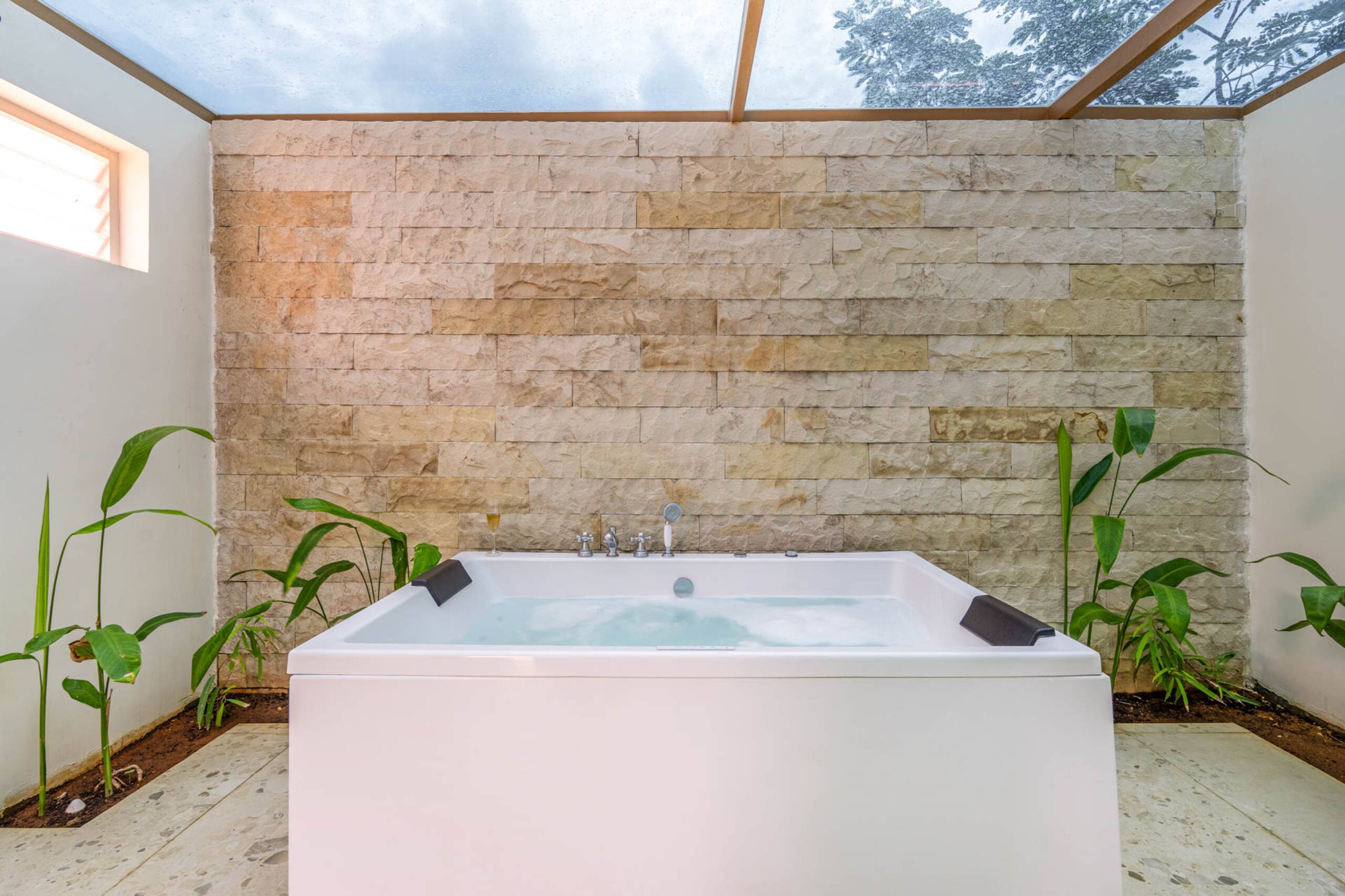 StayVista at The Canopy House w/ Jacuzzi — foto 5