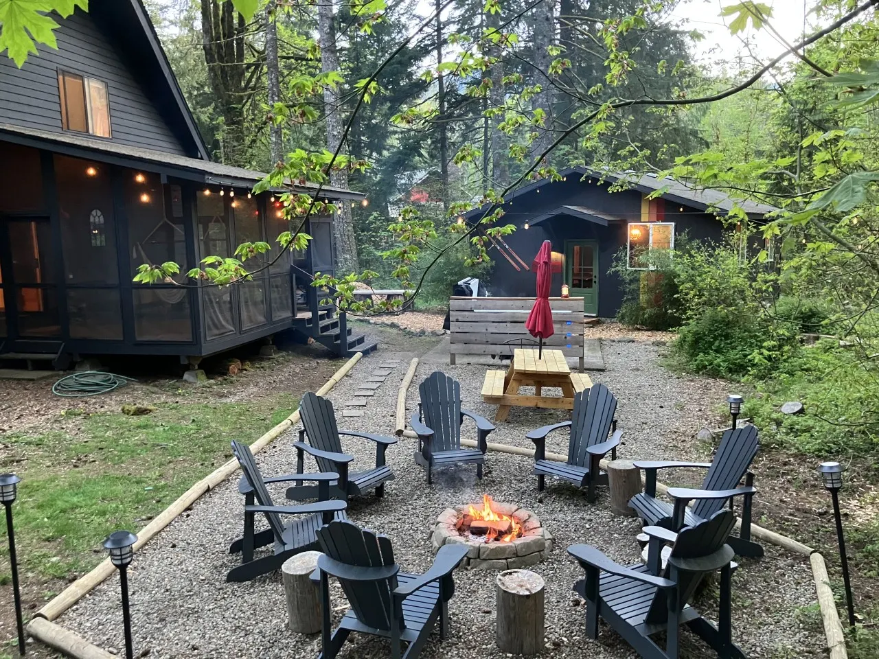 WILDWOOD BASECAMP: Hot Tub, 1.6 acres + BUNKHOUSE Lounge 6