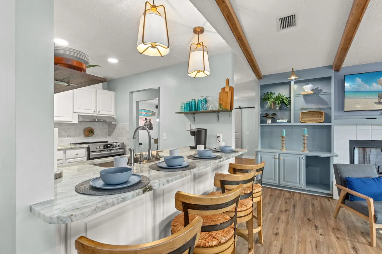 Fanta Sea ~ Beachy Game Nights, Hot Tub Soaks & Dog-Friendly Comfort
