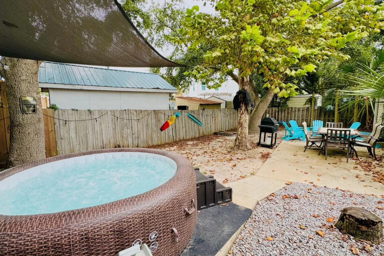 Fanta Sea ~ Beachy Game Nights, Hot Tub Soaks & Dog-Friendly Comfort 2