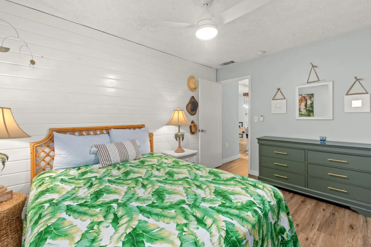 Fanta Sea ~ Beachy Game Nights, Hot Tub Soaks & Dog-Friendly Comfort 10