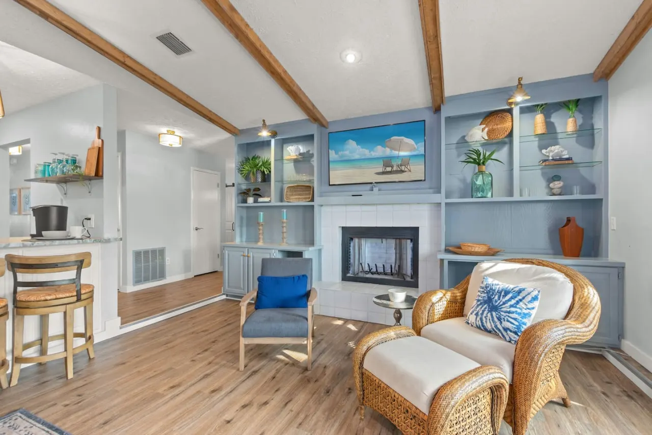 Fanta Sea ~ Beachy Game Nights, Hot Tub Soaks & Dog-Friendly Comfort 13