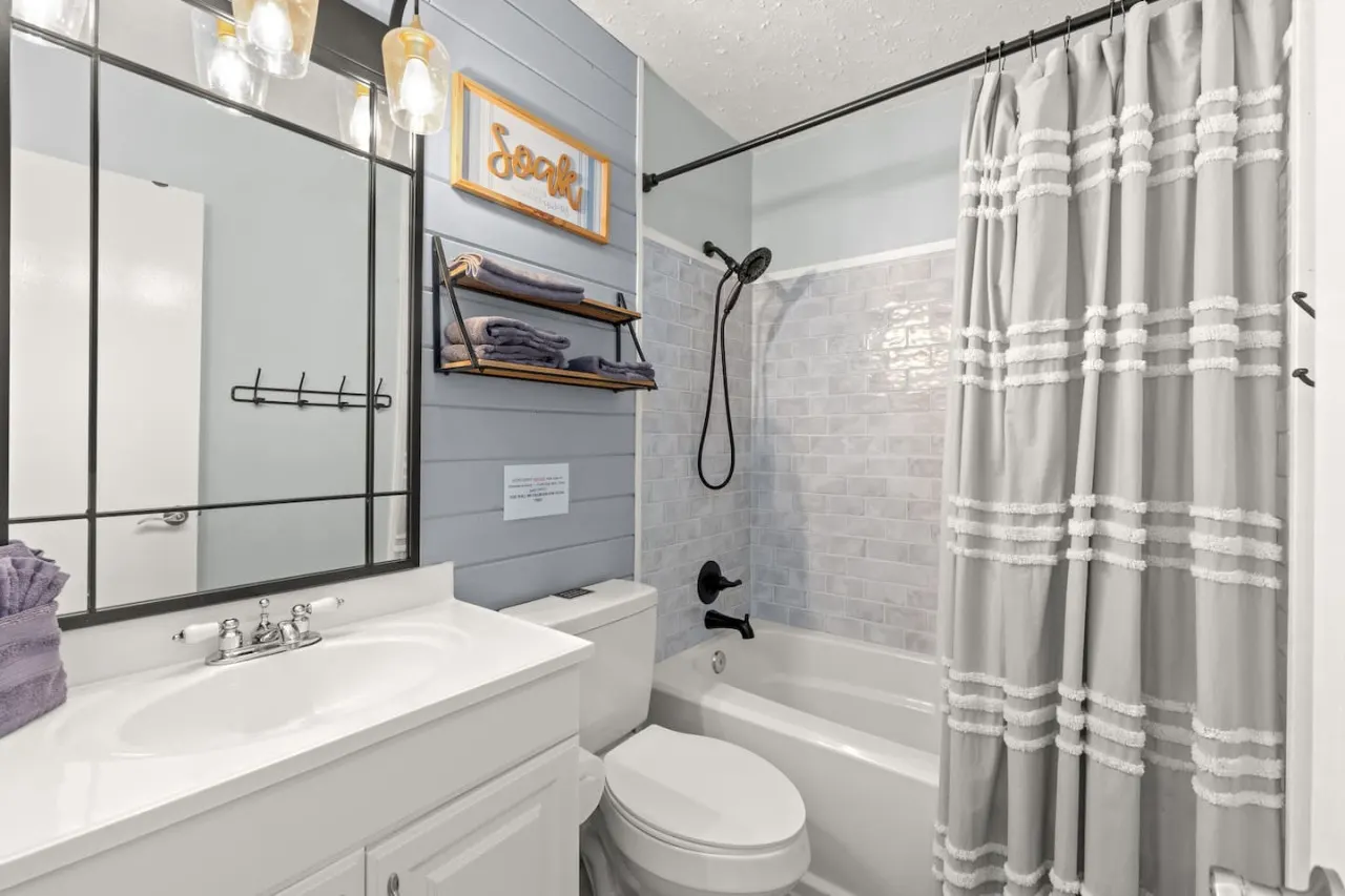 Fanta Sea ~ Beachy Game Nights, Hot Tub Soaks & Dog-Friendly Comfort 17
