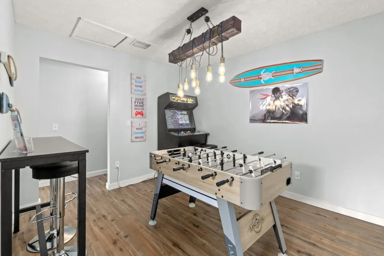 Fanta Sea ~ Beachy Game Nights, Hot Tub Soaks & Dog-Friendly Comfort 6