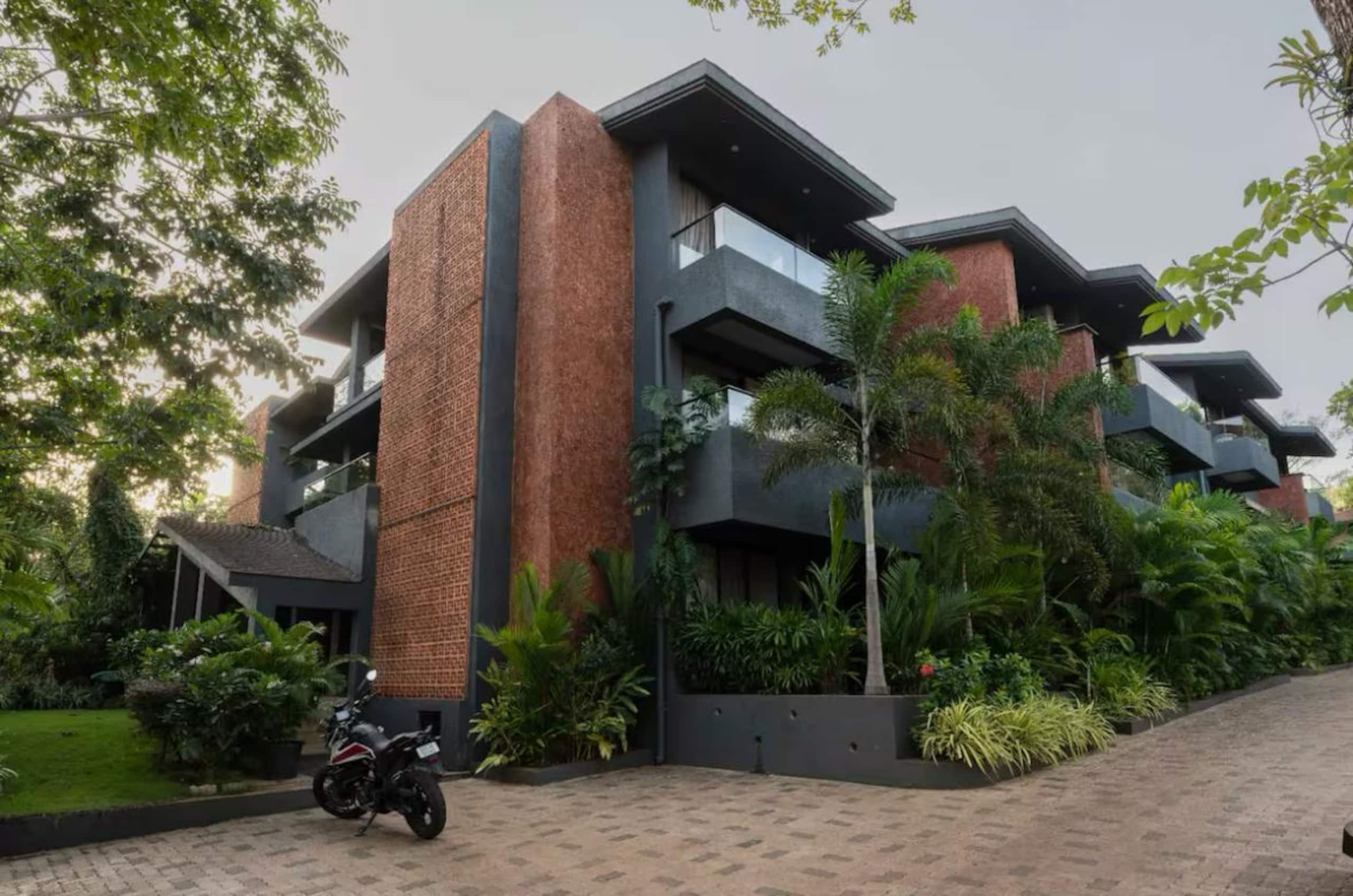 Sereno Siesta 2bhk cosy apt w/balcony swing & pool — photo 5
