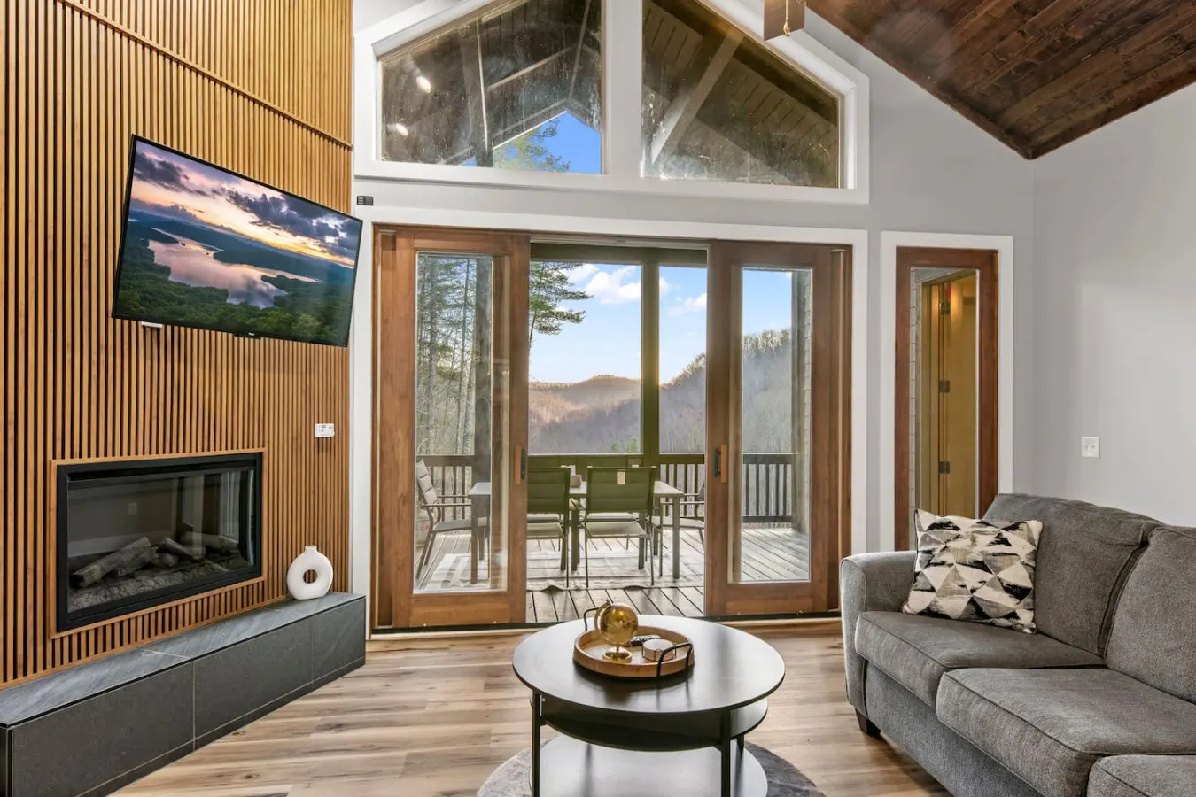 Mountain Sanctuary Balcony w/ View & Grill 17