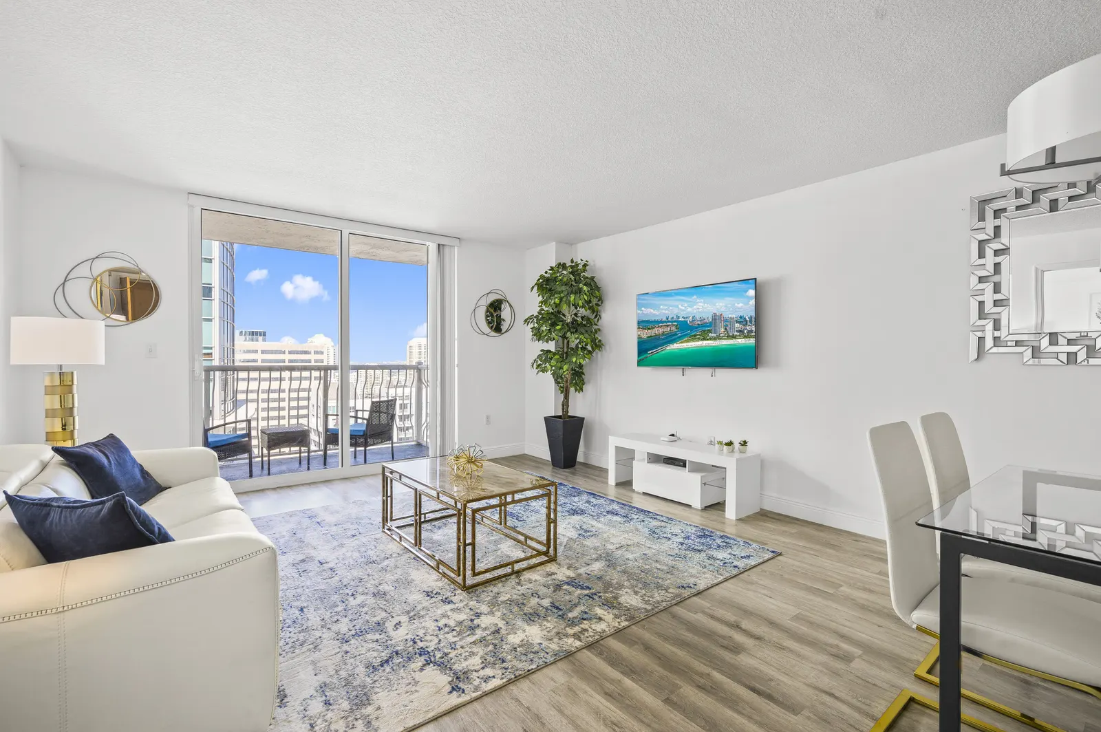 High Floor Unit Located in Brickell - Free Parking 1