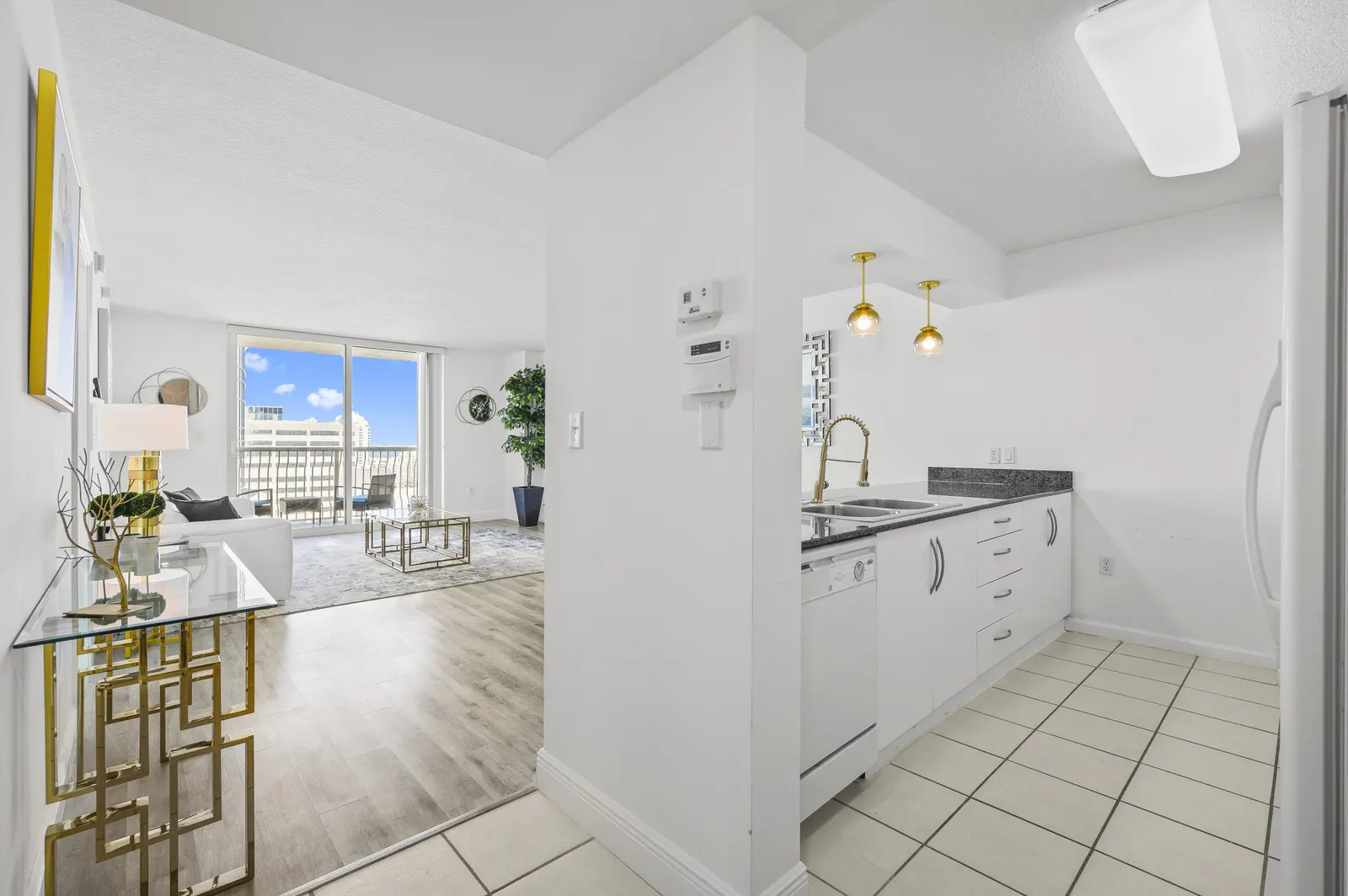 High Floor Unit Located in Brickell - Free Parking 9