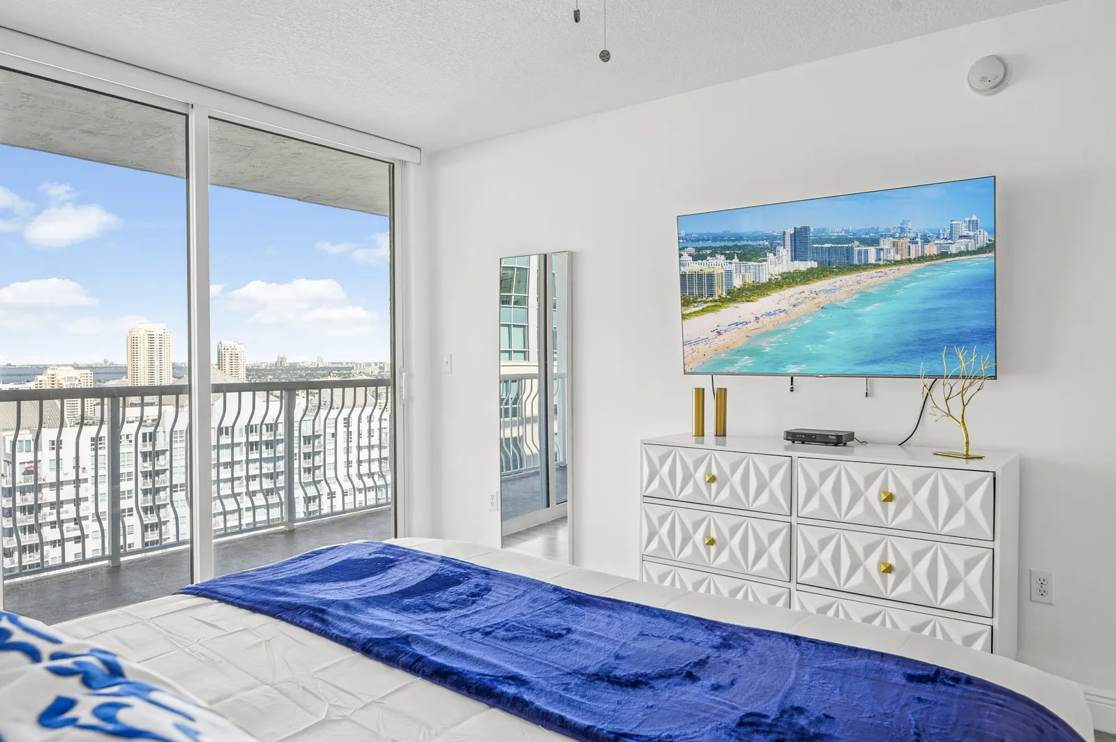 High Floor Unit Located in Brickell - Free Parking 10