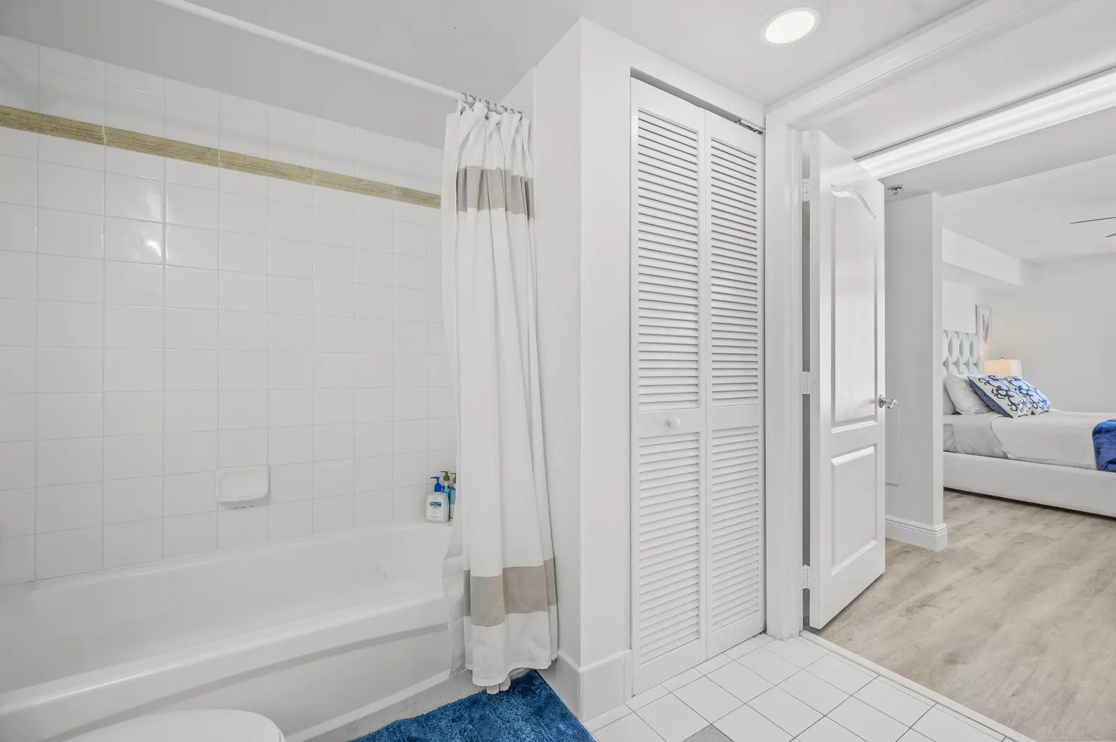 High Floor Unit Located in Brickell - Free Parking 12