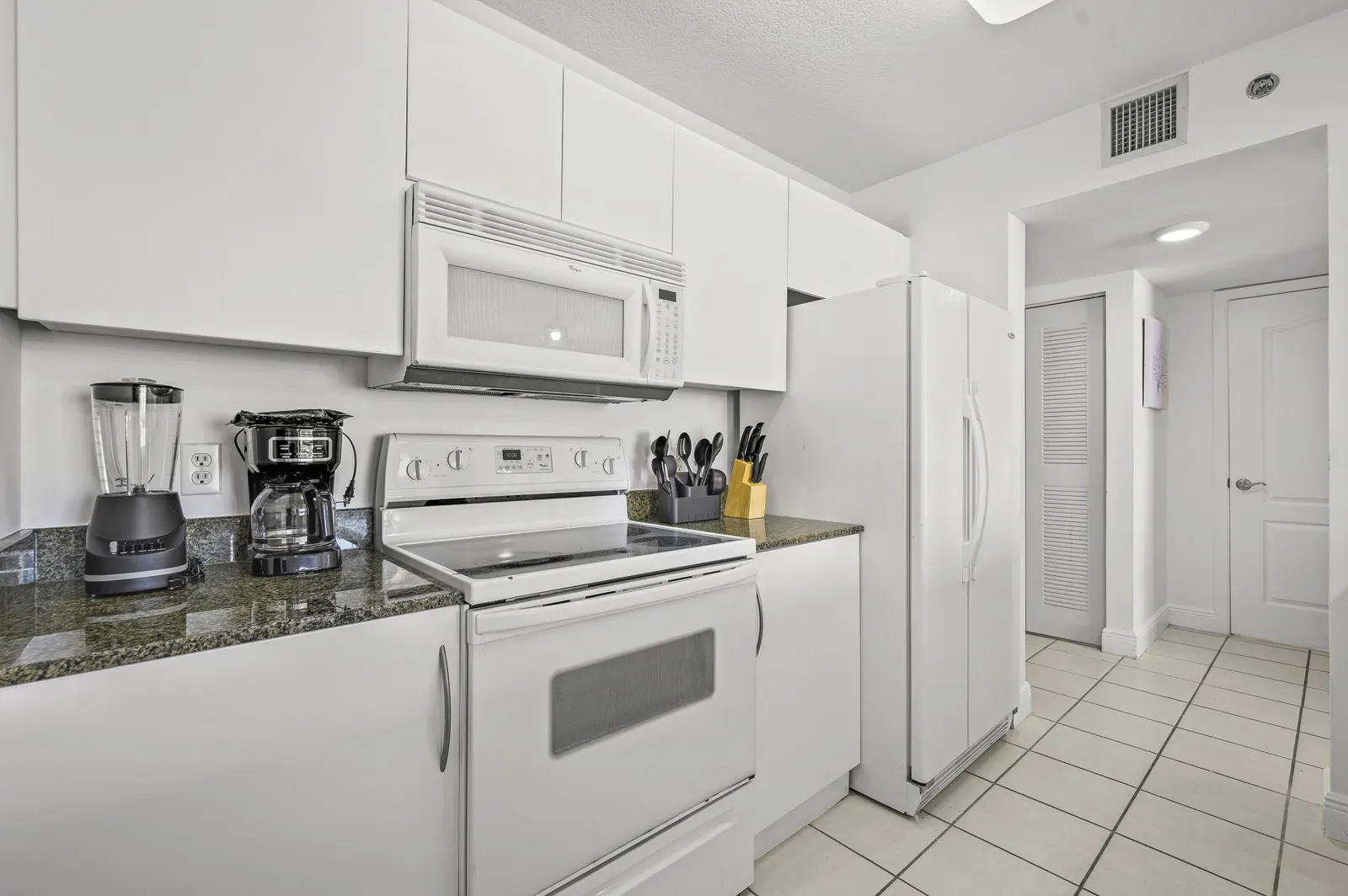 High Floor Unit Located in Brickell - Free Parking 15