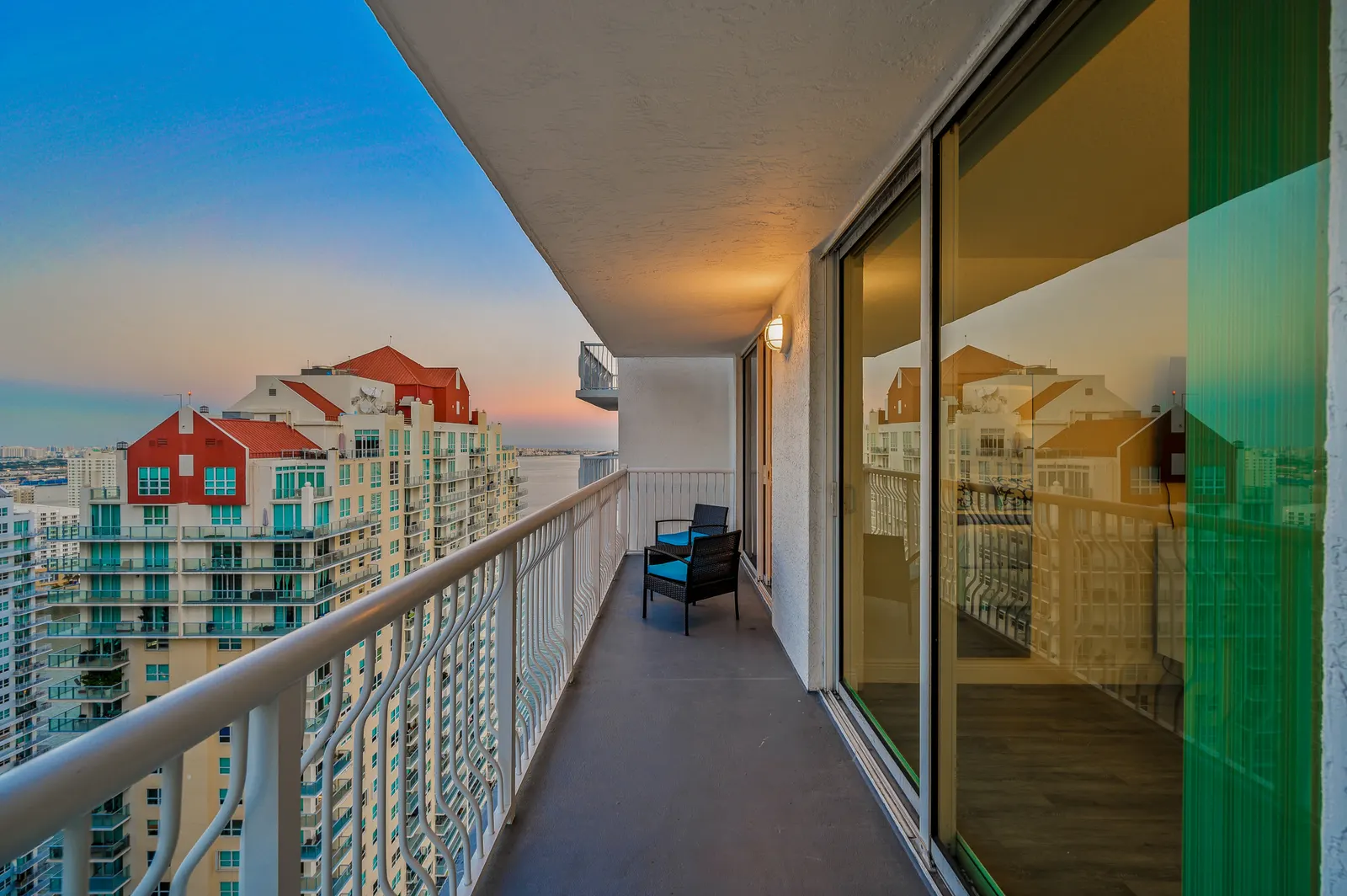 High Floor Unit Located in Brickell - Free Parking 18