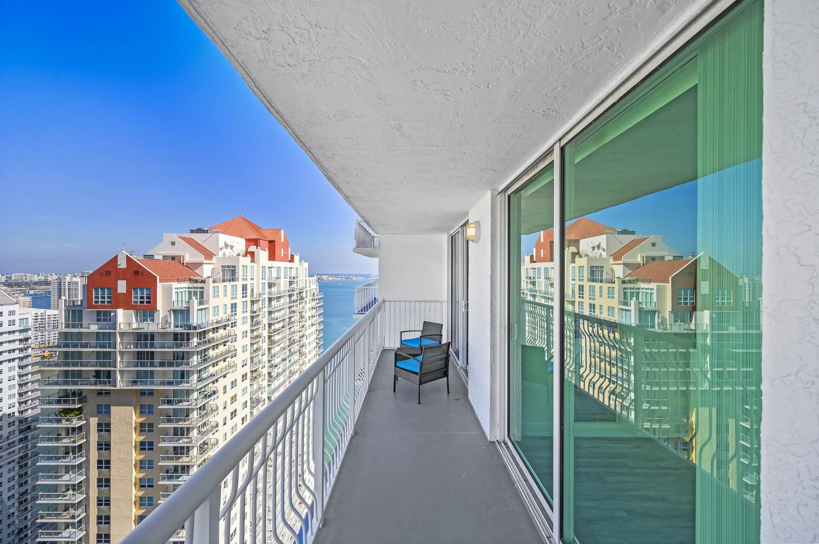 High Floor Unit Located in Brickell - Free Parking 20