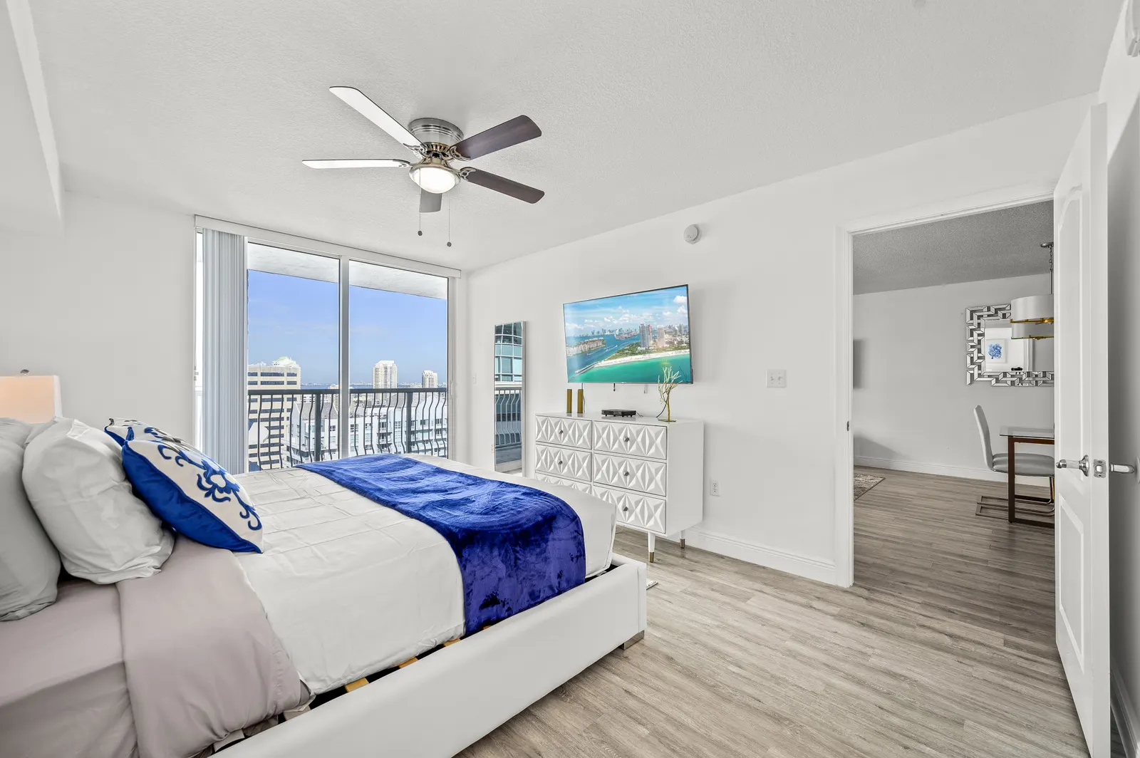 High Floor Unit Located in Brickell - Free Parking 4