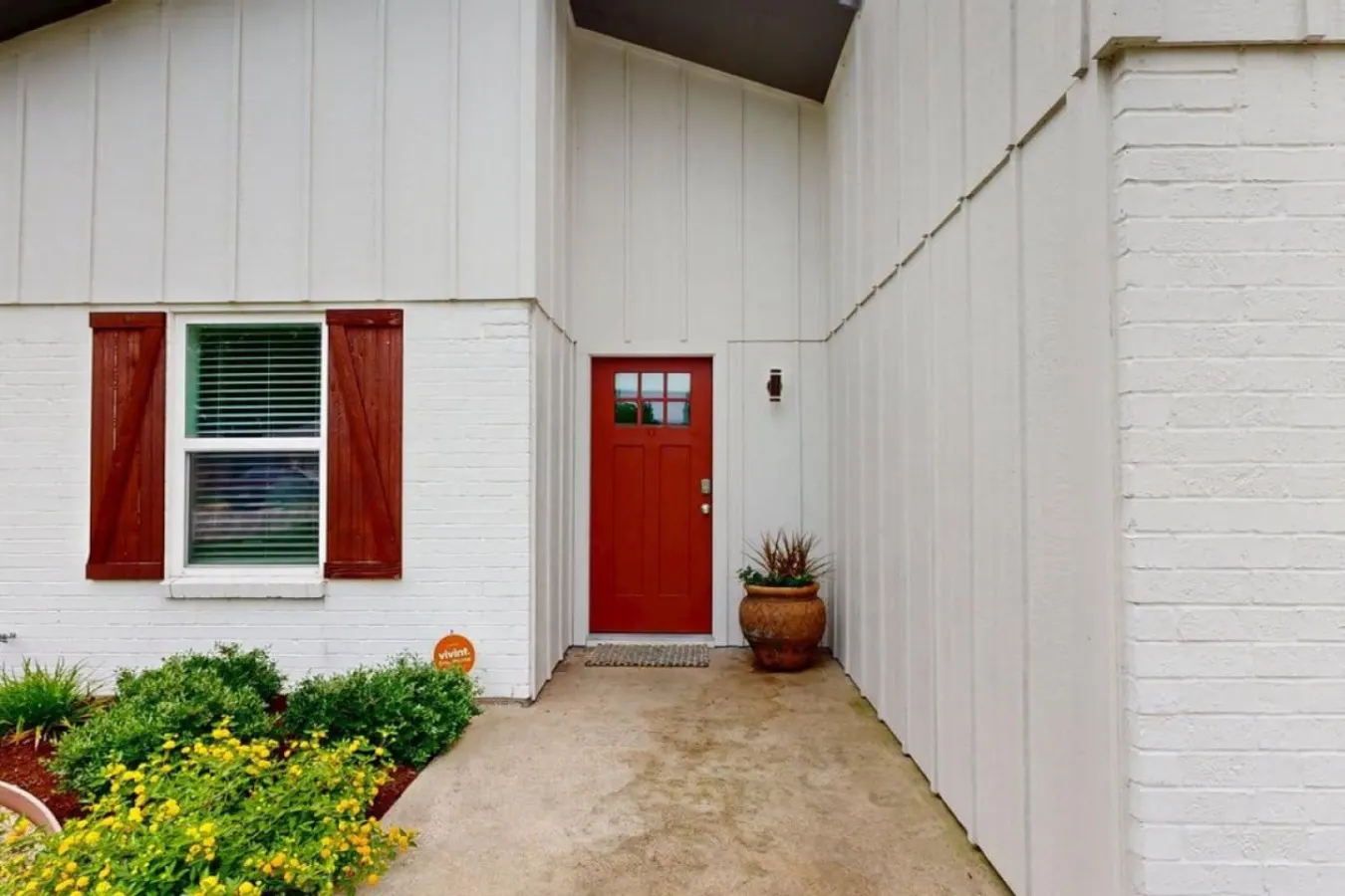 Red Robin House: 2 Living Rooms + PlayStation 2
