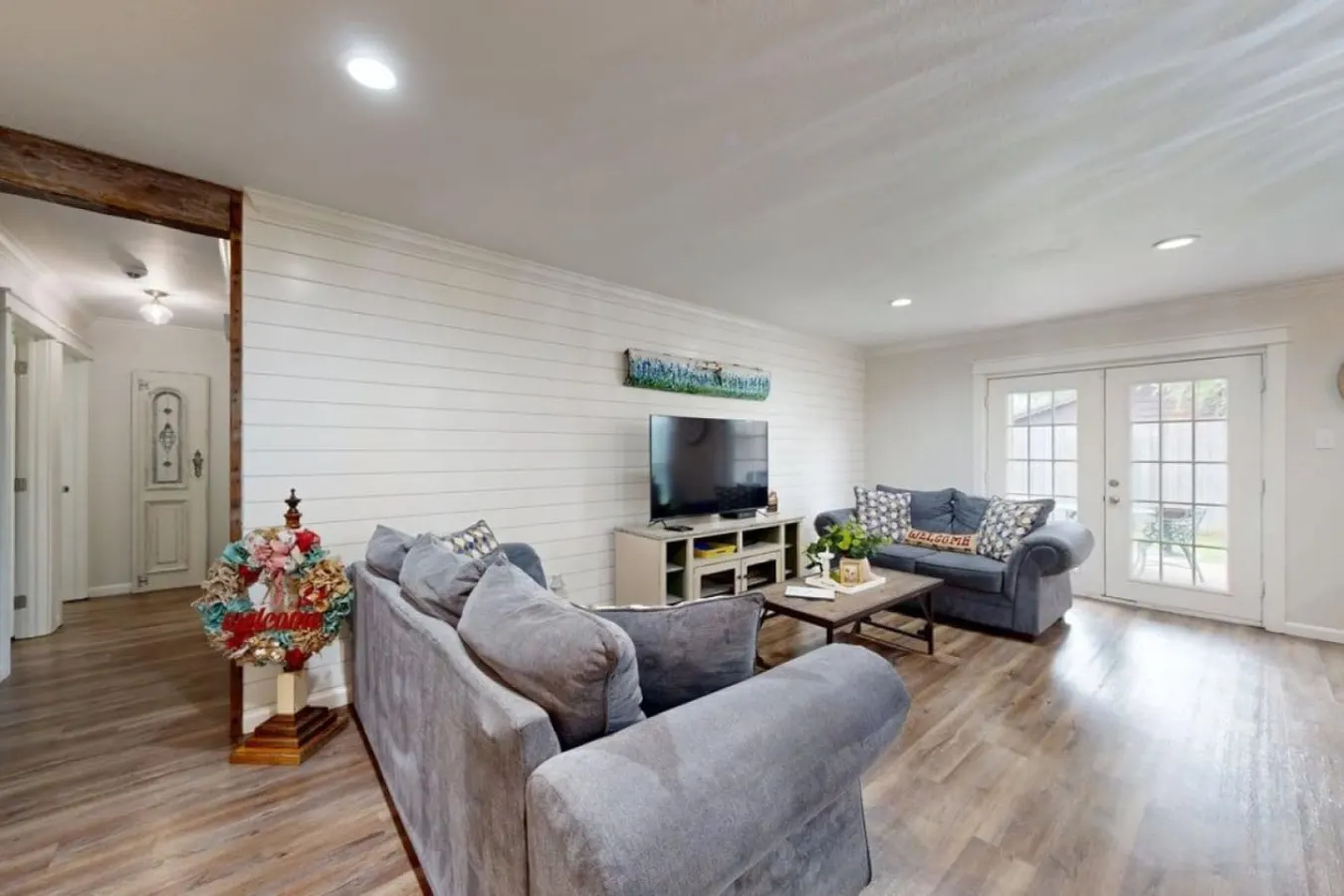 Red Robin House: 2 Living Rooms + PlayStation 14