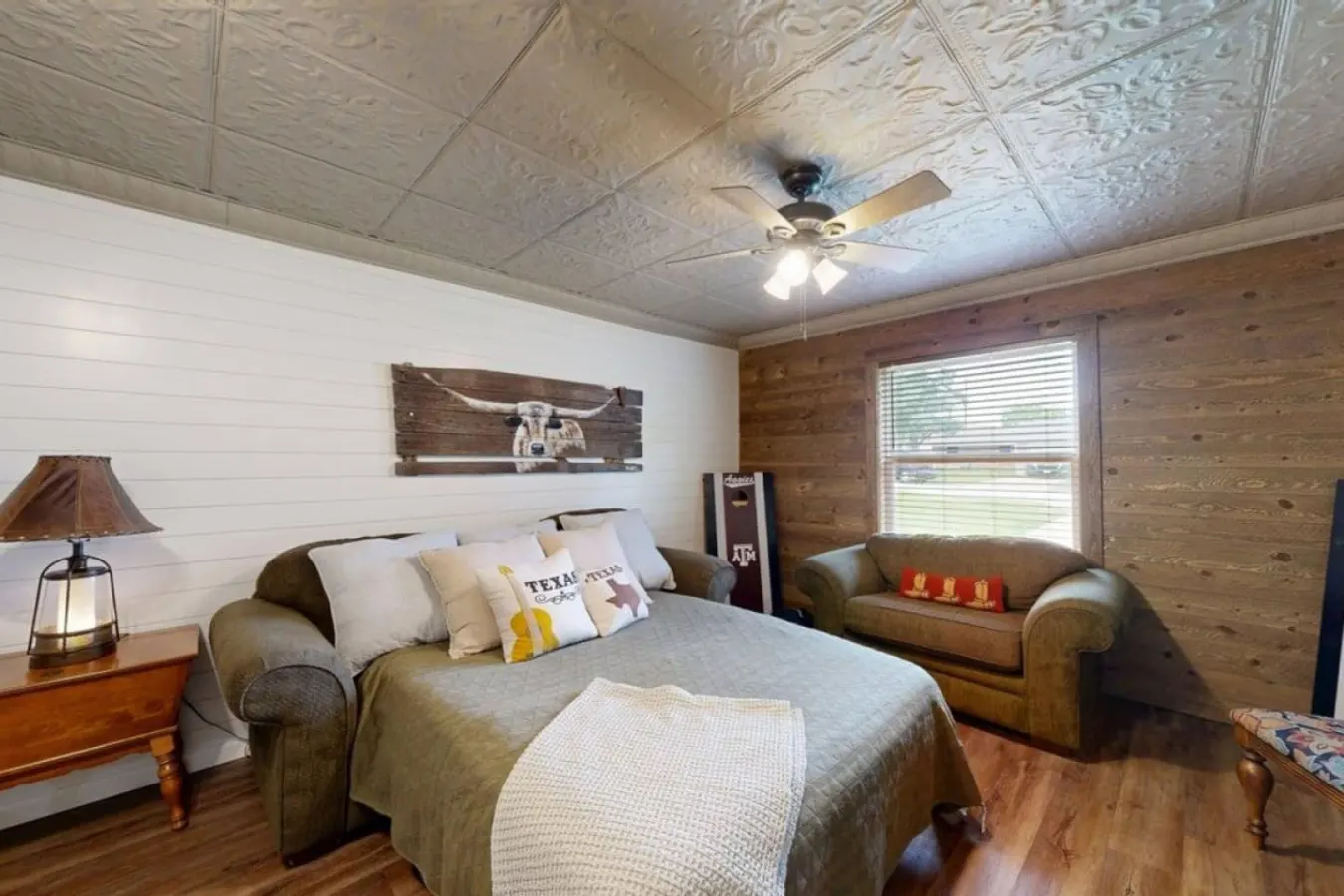 Red Robin House: 2 Living Rooms + PlayStation 15