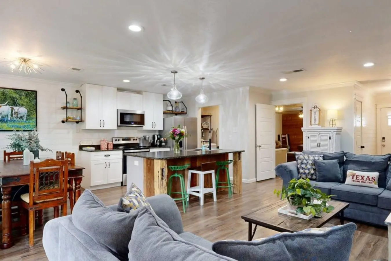 Red Robin House: 2 Living Rooms + PlayStation 4