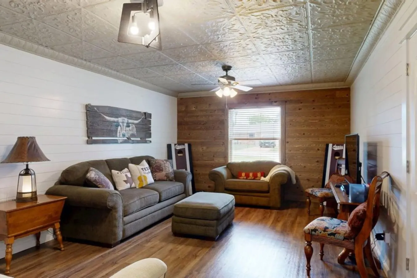 Red Robin House: 2 Living Rooms + PlayStation 5